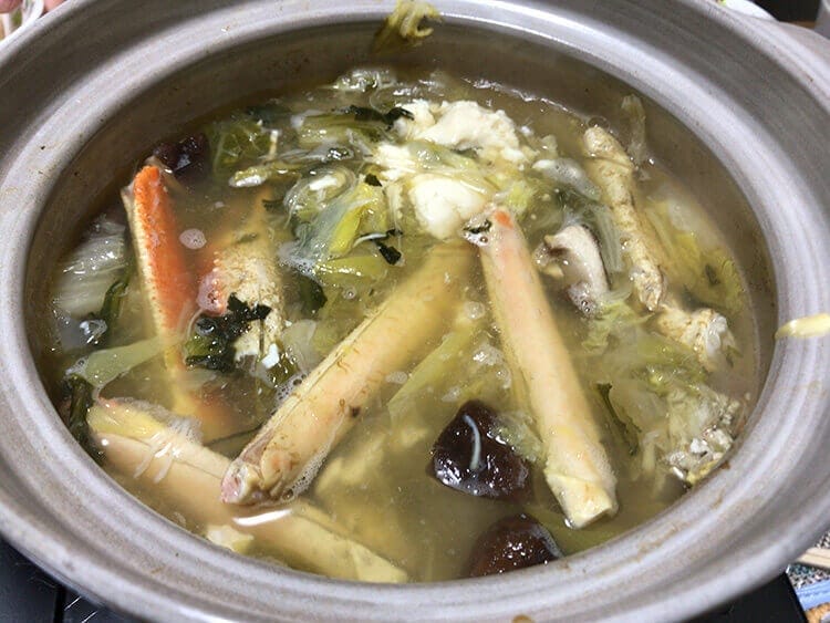 kani-taberu-jyunbi191112_049.jpg ズワイガニのカニ鍋を煮込んで食べているイメージ画像