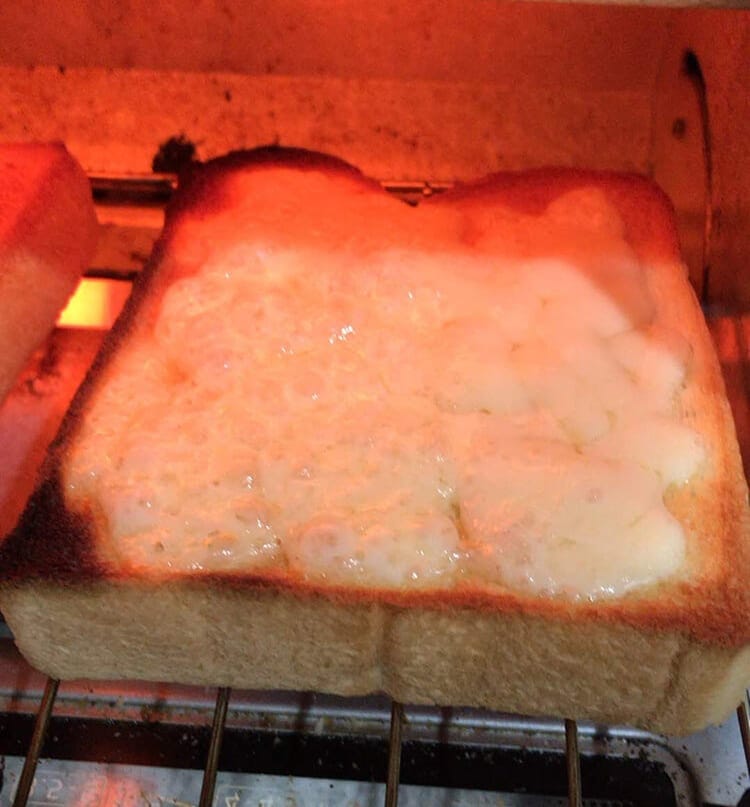 cheese-toast190516_003.jpg トースターで焼いている様子です