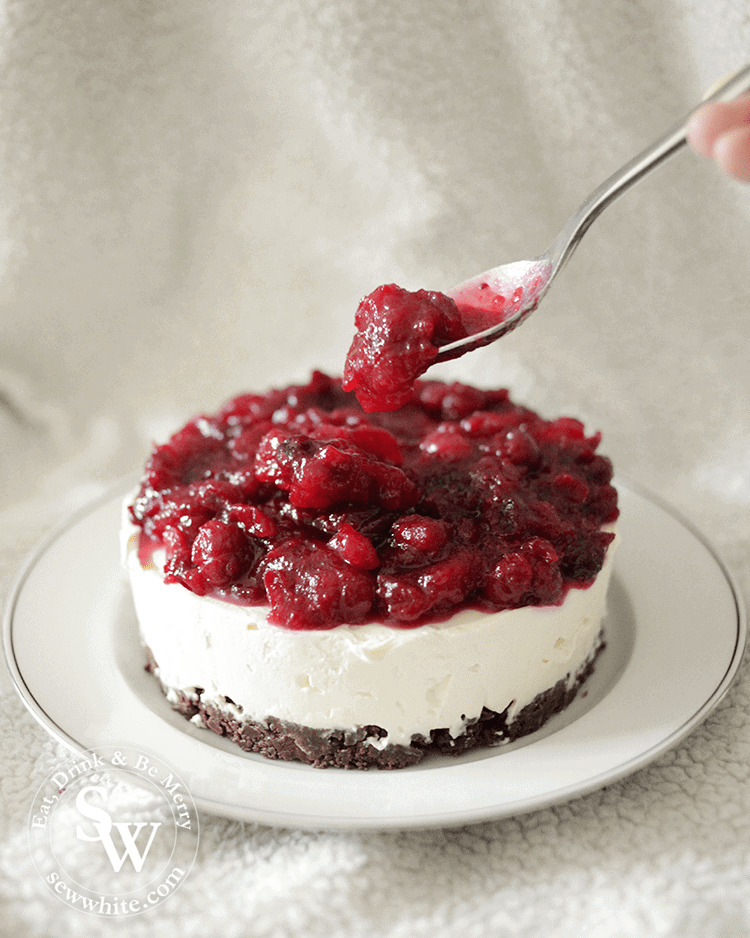 cranberry and orange christmas cheesecake being served
