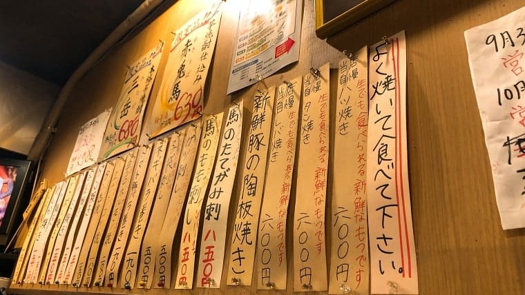 店内の壁にもメニューがあります