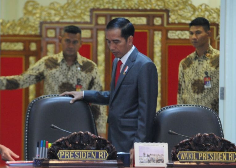 President Jokowi is ready to preside over a limited cabinet meeting at the Presidential Office, Jakarta, Wednesday (29/3). (Photo by: Jay/Public Relations Division)
