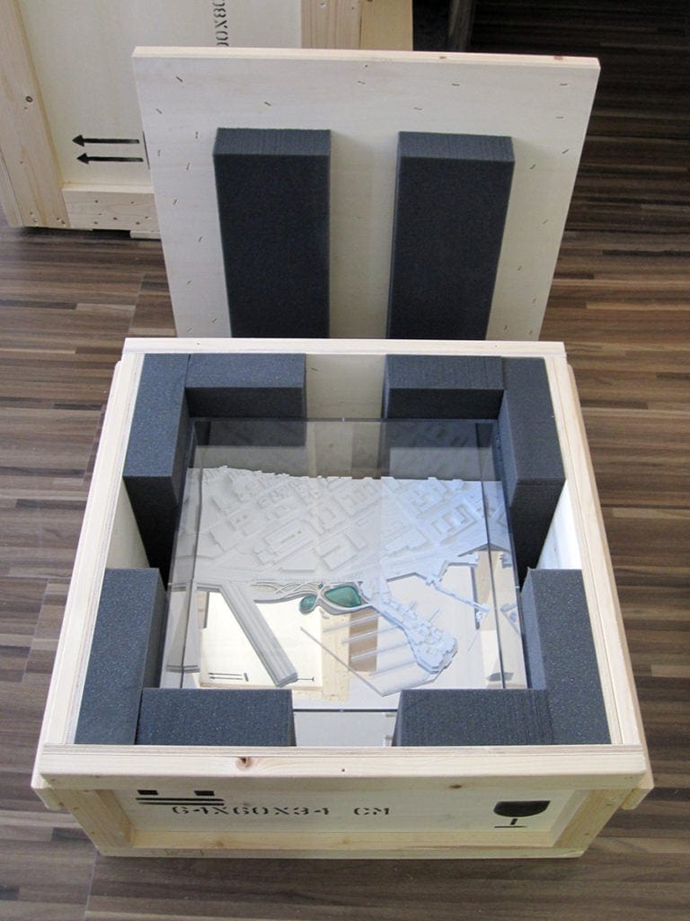 caisse de transport en bois d'une maquette d'architecture