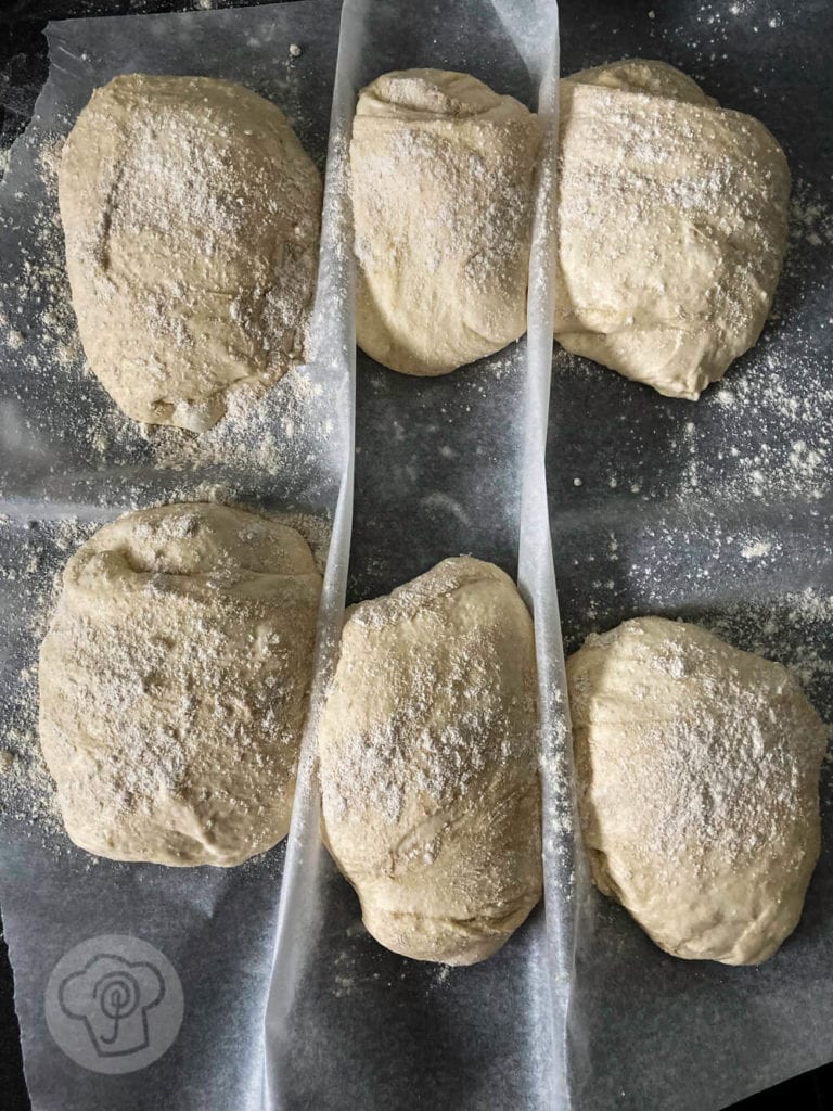 Luftige Ciabatta Brötchen 6 Geformte Ciabatta Brötchen auf Backpapier
