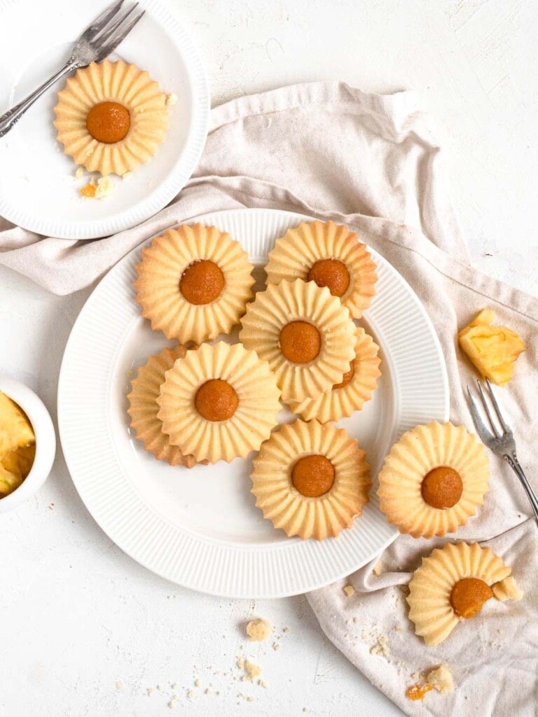 Shortbread cookie topped with pineapple jam