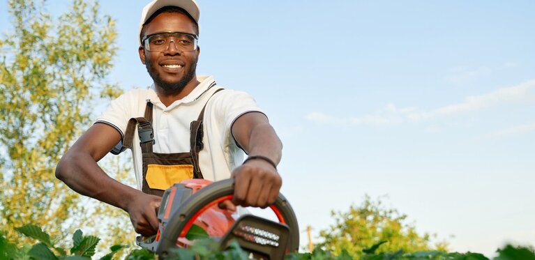How Much Do Landscapers Make? | Thimble