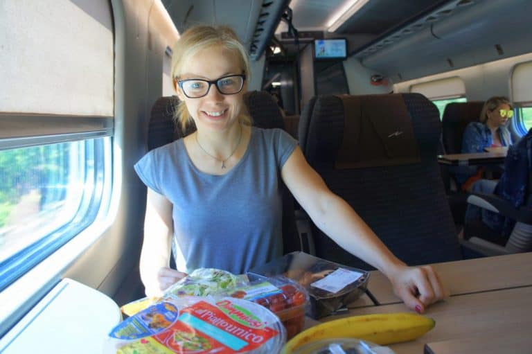 Agness en el tren a San Giovanni Rotondo