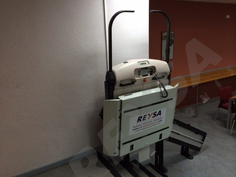 Plataforma salvaescaleras recta instalacion nueva