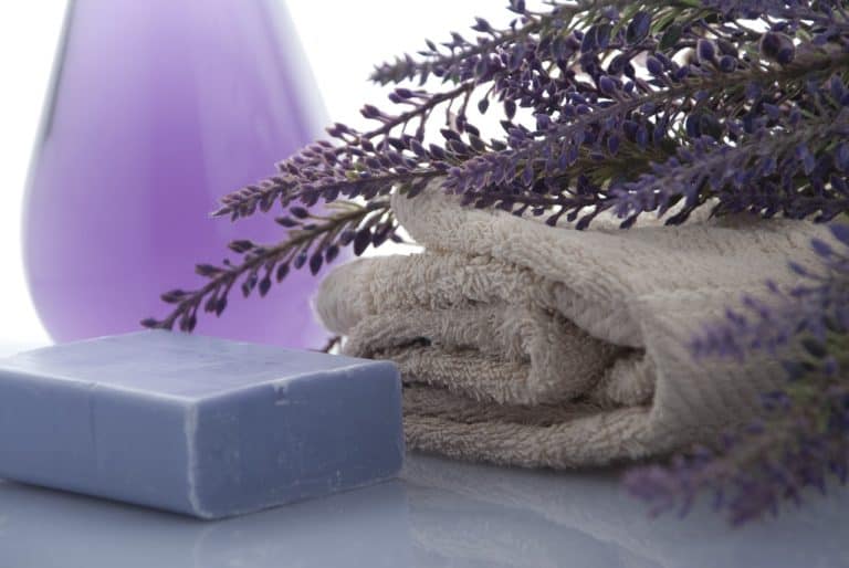 beige-braunes Saunahandtuch mit Lavendel und Seifenblock