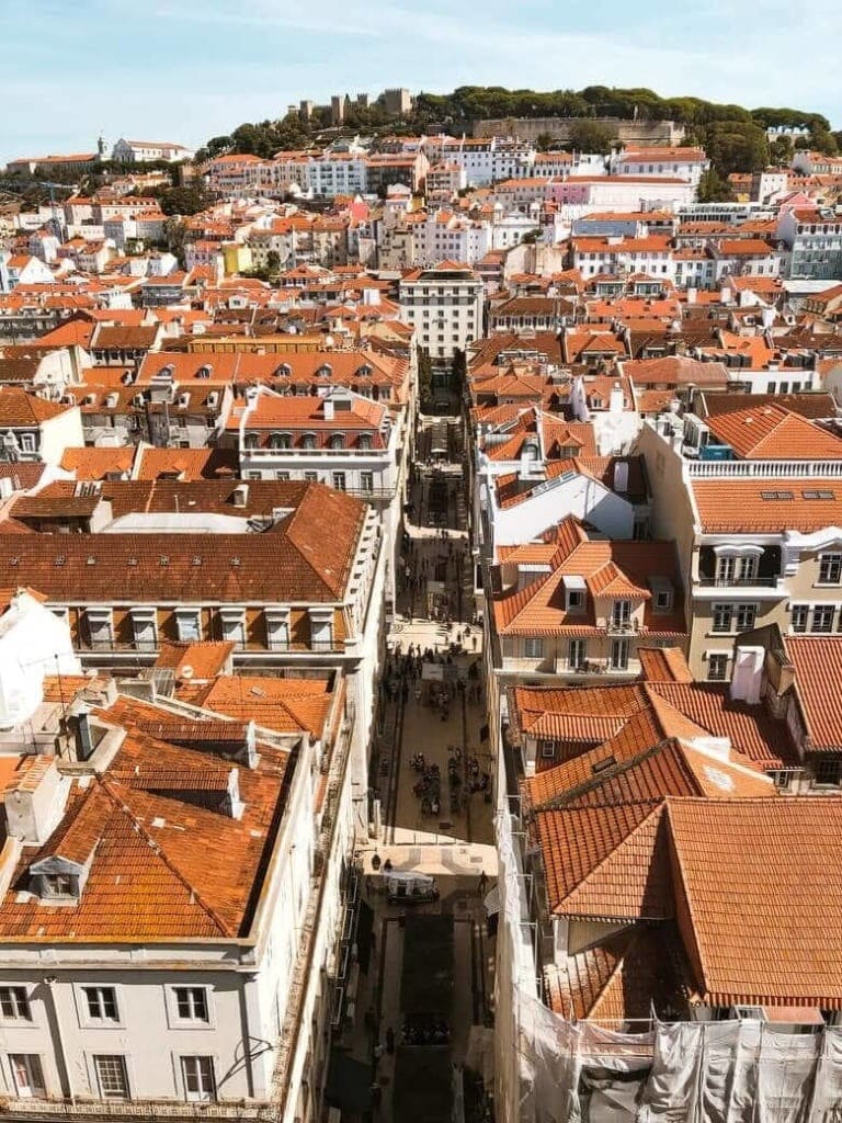 <strong>Lissabon</strong> an einem Tag – 24 Stunden <em>Stopover</em> in Portugals Hauptstadt 5 Ausblick auf die Dächer von Lissabons Altstadt