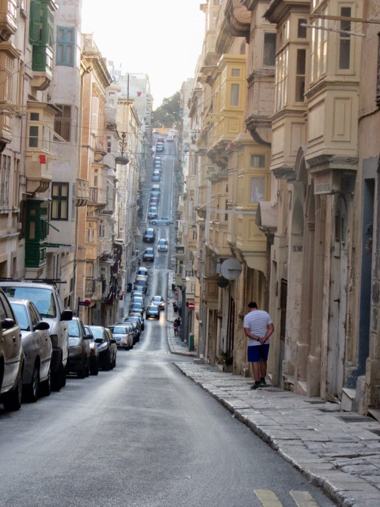 Una strada in salita di Valletta