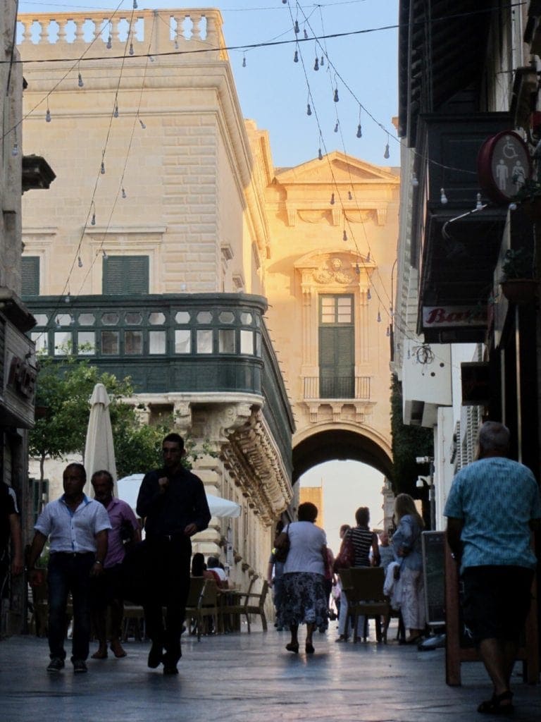 Una strada pedonale di Valletta sormontata da un arco