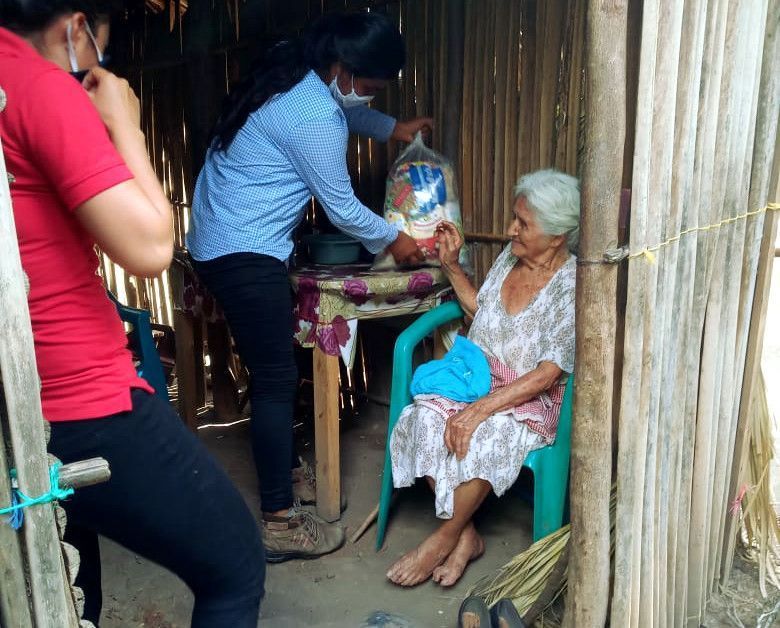 Entrega de víveres en LLano de Jesús