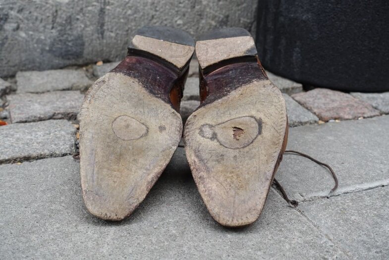 The soles are so worn down that it pierced in them. It is never advisable to let it go so far, then it is easy to destroy the innards of the shoe unnecessarily and omsulningsingreppet will be more extensive. This was also the case with these, more on that below.