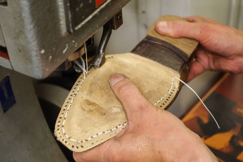 Here are sewn durksömmen in a McKay sewing machine. This stitch is therefore through the soles, uppers and insole. One tries dot holes seam gone before, to avoid making new holes in the material.