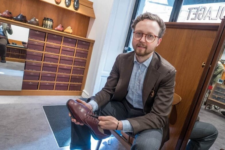 En lite smånervös Daniel Wegan innan jag ska sätta på mig första testskorna och han får veta hur bra eller dåligt han fått till det hela.