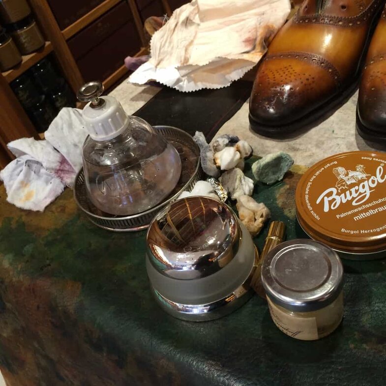 Burkar med de hemliga ingredienserna. Alexander Nurulaeff menar att själva patineringen med läderfärg är en sak, och att sedan arbetet med kräm och polish är en helt annan. Han tar aldrig hänsyn till vilken typ av kräm och polish man sedan ska använda när han gör patinan.