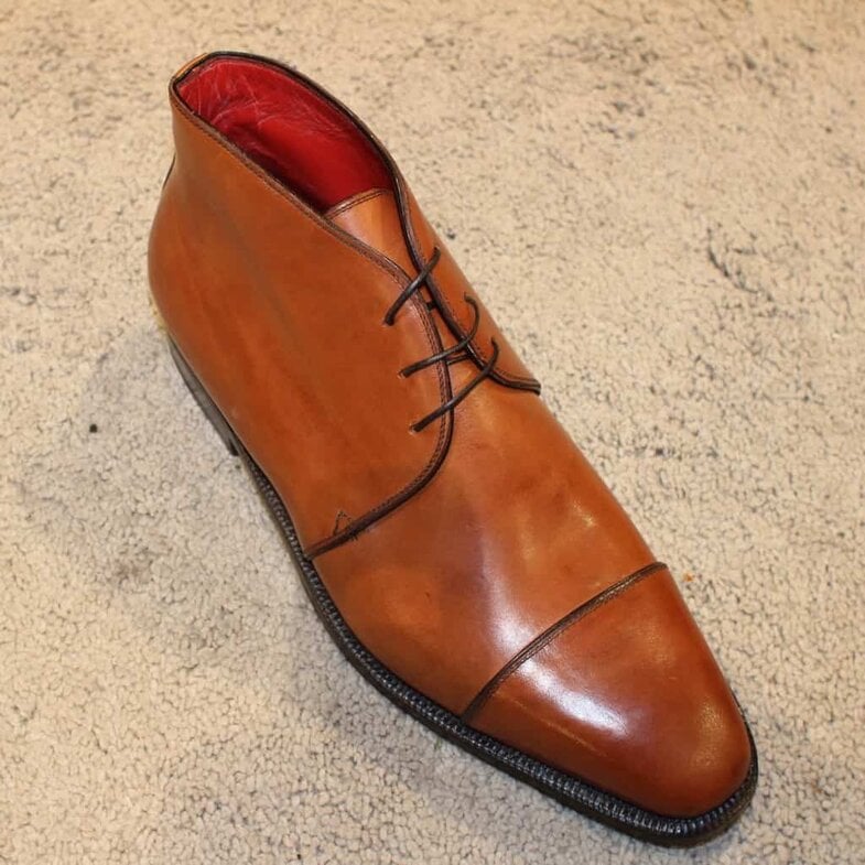 En lite annorlunda chukka med cap toe från italienska Enzo Bonafé, en modell som säljs för 5500 SEK (5000 NOK) hos Skomaker Dagestad i Oslo (kan även mailbeställa skor från dem).