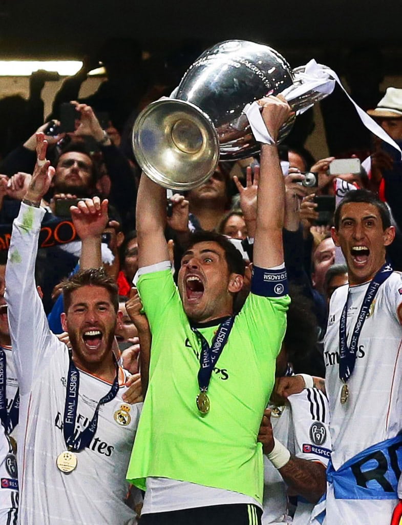 epa04223465 Real Madrid's captain Iker Casillas (C) lifts the trophy as his teammates celebrate after the UEFA Champions League final between Real Madrid and Atletico Madrid at Luz stadium in Lisbon, Portugal, 24 May 2014. Real Madrid won 4-1 after extra time. EPA/JOSE SENA GOULAO