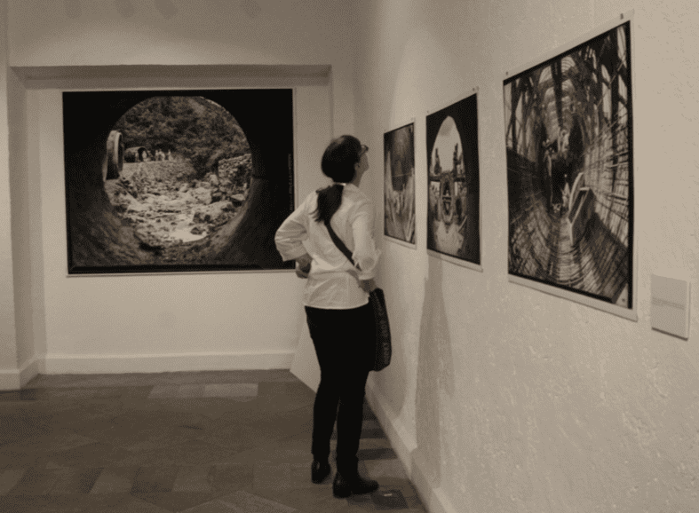 Exposición Somos todo aquello. Miradas al acervo del Museo Archivo de la Fotografía, proyecto de Christiane Burkhard en la planta baja.