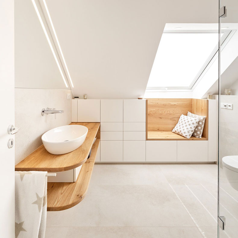 Badezimmer in der Dachschräge