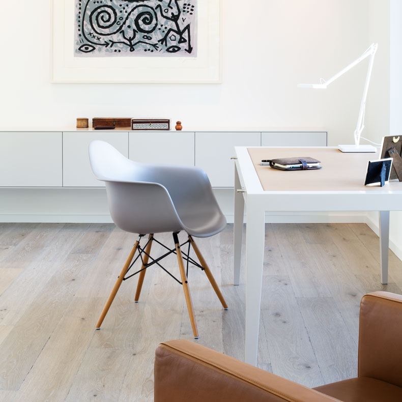 Schreibtisch mit Ledereinlage und Sideboard