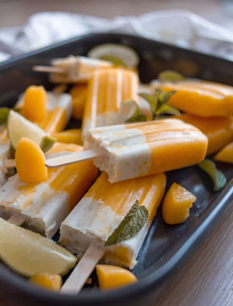 Mango, Maracuja Eis als Popsicle mit Pfirsich