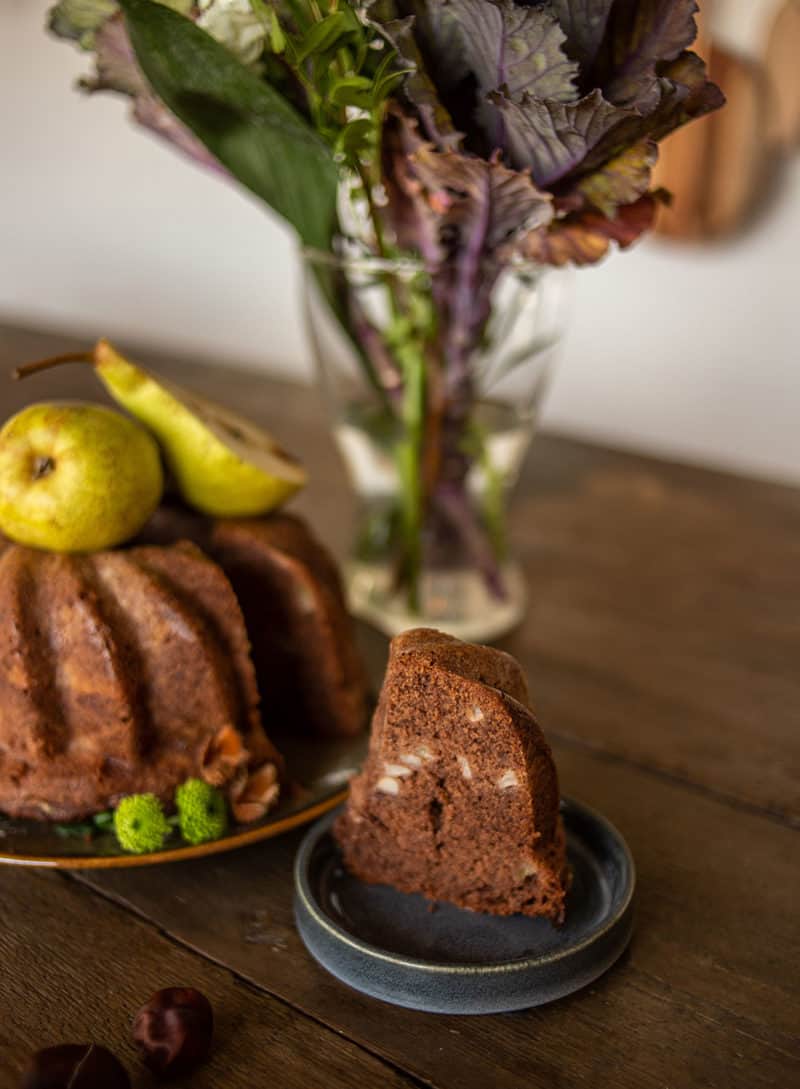 Schokoladen Gugelhupf mit Birne im Herbst