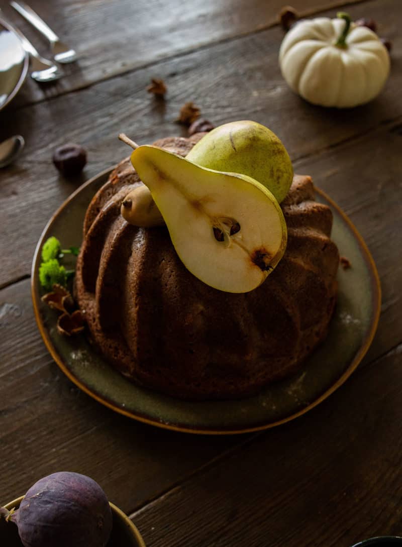 Schokoladen Gugelhupf mit Birne im Herbst