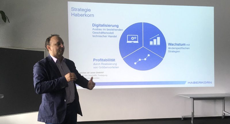 Oskar Rauch erklärt der HAK Bezau die Strategie von Haberkorn