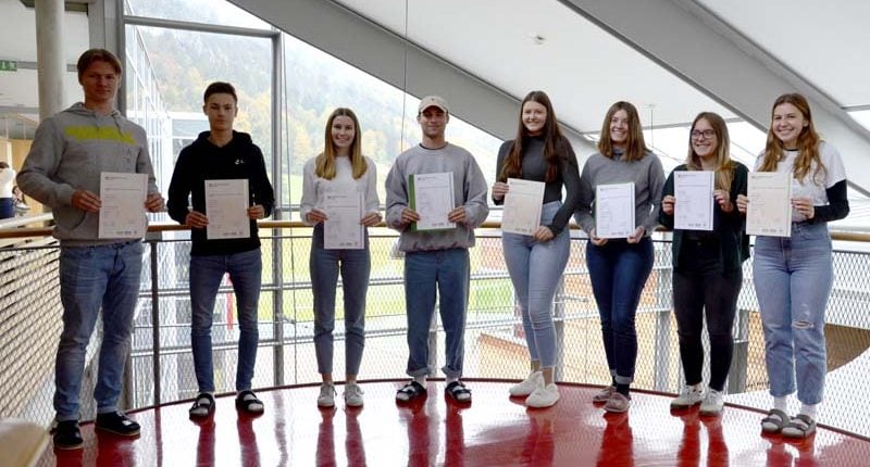 Die Kandidaten und Kandidatinnen der HAK Bezau mit ihrem First Certificate in English