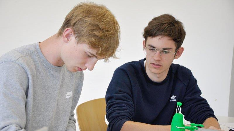 Simon und Julius bei der Arbeit