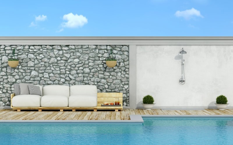 Divano con bancali per piscina