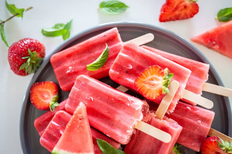Einfaches Erdbeere-Wassermelonen-Eis Rezept (ohne Zucker)