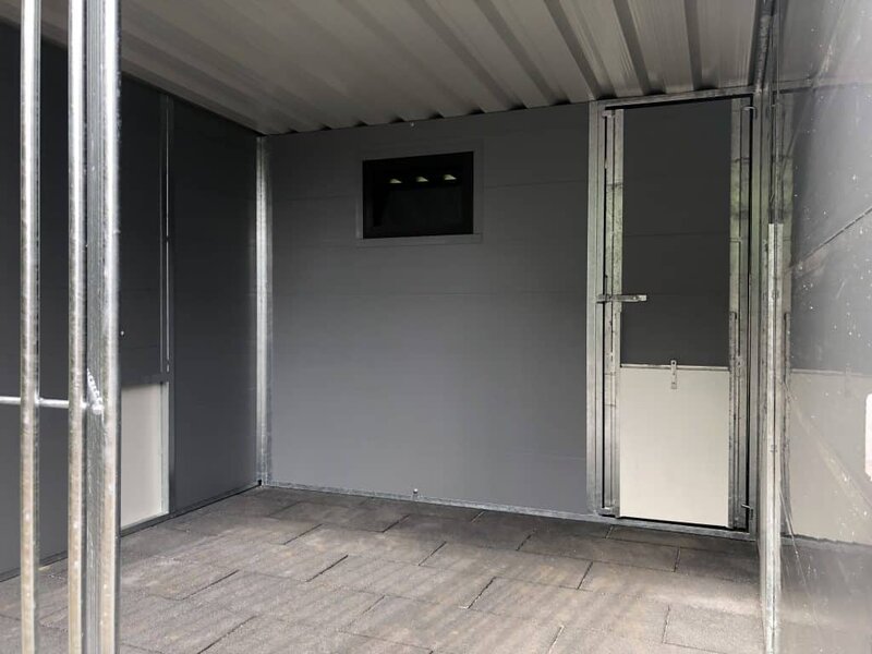 Anbau-, Welpen oder Züchterraum im Kunststoffzwinger intrigiert
