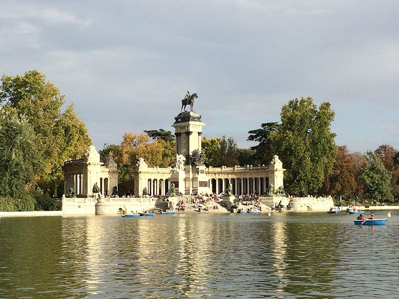 Qué ver y hacer en Madrid en un día - Lago del Retiro
