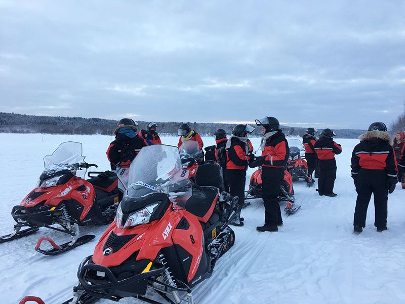 Un día inmersas en Laponia Finlandesa - Motos de nieve de Lapland Safaris