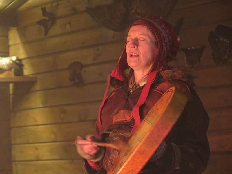 Un día inmersas en Laponia Finlandesa - Paivi con el tambor