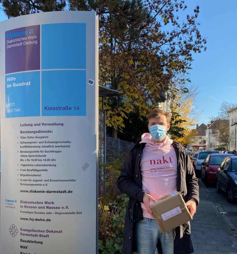 Nächstenliebe schenken • Diakonie Darmstadt 31 Teammitglied nakt® vor der Diakonie Darmstadt