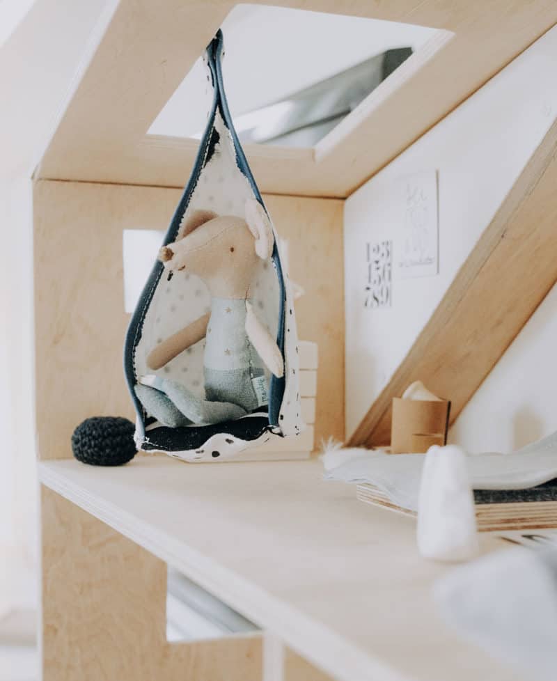 Kinderzimmer im Puppenhaus selber machen