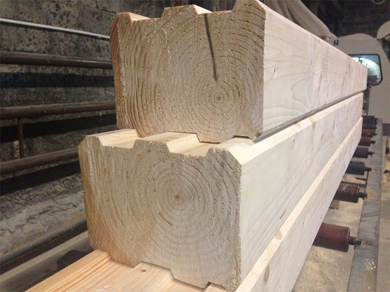 Цельный профилированный брус. Подробнее: https://srbu.ru/stroitelnye-raboty/360-kakoj-brus-vybrat-dlya-stroitelstva-doma.html