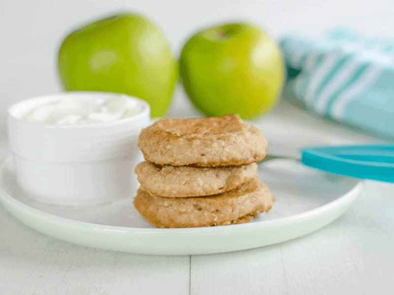 Apple and oat pancakes - finger food for babies