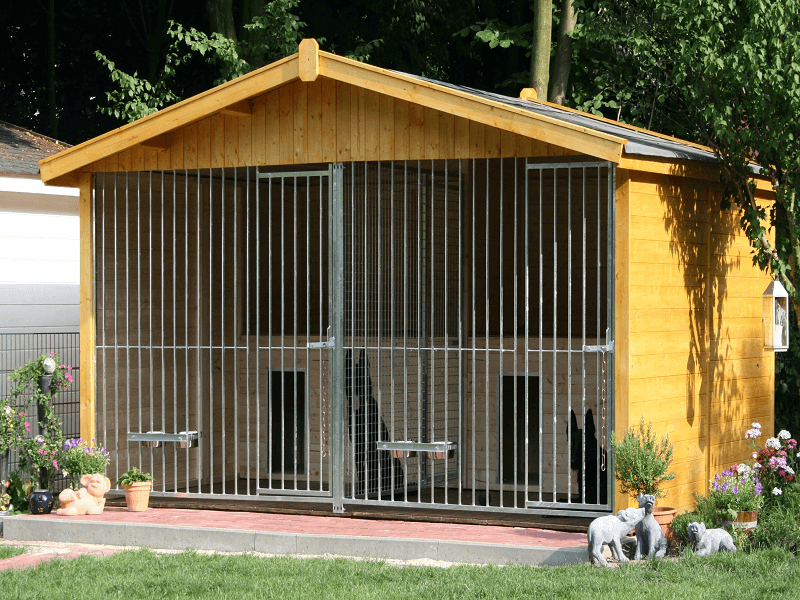 Massivholzdoppelzwinger Oslo mit integrierten Hundehütten