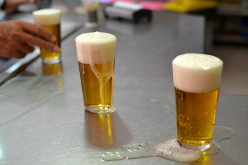 The most typical way to order a beer in Spain is "una caña", which is a small glass of beer (less than half pint of beer) / Photo: chupalagmaba (Flickr)