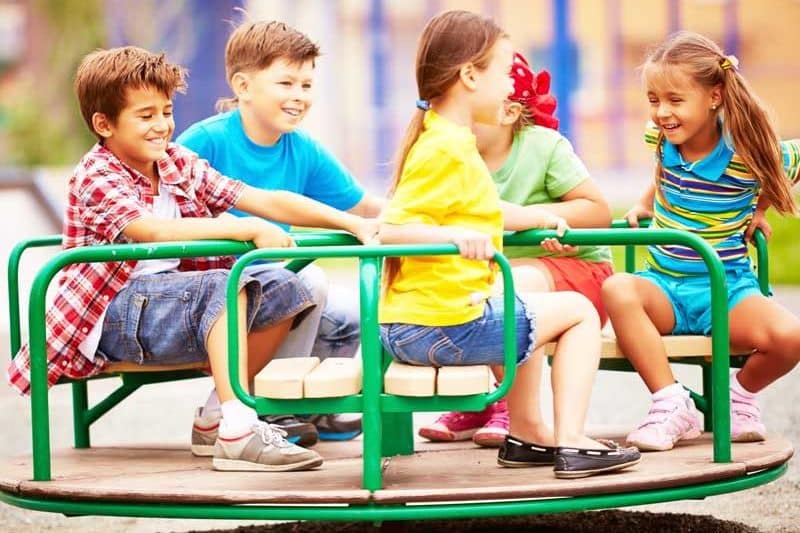 Kinder_spielen_gluecklich_im_Karussel_nach_Psychotherapie_u_Coaching Kinder spielen Karussel nach Psychotherapie und CoachingKinder spielen Karussel nach Psychotherapie und Coaching
