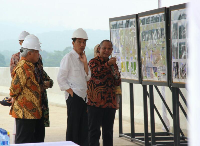 President Jokowi in a construction site of Bawen-Salatiga Toll Road, in Bawen Subdistrict, Semarang Regency, Central Java, on Saturday (8/4)