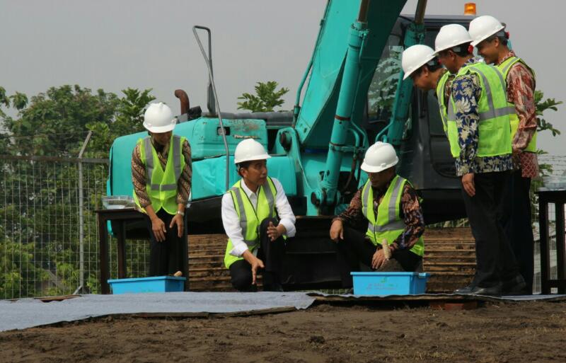 President Jokowi lays the corner-stone of the Adi Soemarmo Airport Train in Central Java, Saturday (8/4). Photo: PR/Fid)
