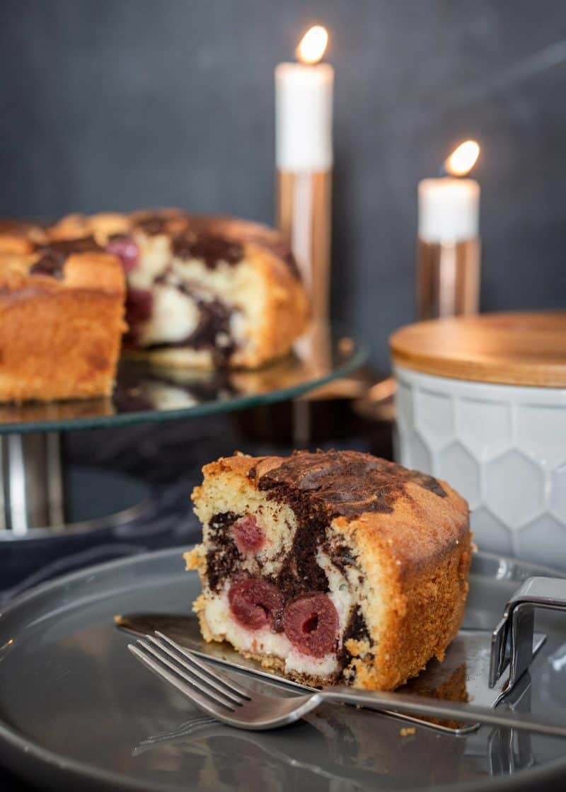 Saftiger und einfacher Schoko-Kirsch-Kuchen mit Cheesecake-Füllung a lá Donau-Welle