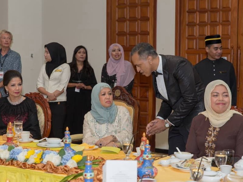 7.Her Royal Highness DYAM Raja Puan Muda Perak Darul Ridzuan Tunku Soraya Binti Almarhum Sultan Abdul Halim speaks to IIFW Founder-cum- CEO Louis Sebastian