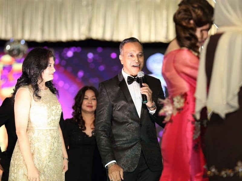 21. IIFW Founder-cum- CEO Louis Sebastian sings Ingin Bersua as IIFW™ Ambassador Datin Caroline Wong, Adviser YBhg. Datin Seri Dr Nomee Ashikin Mohammed Radzi and Board Members take to the runway to wrap up the gala dinner