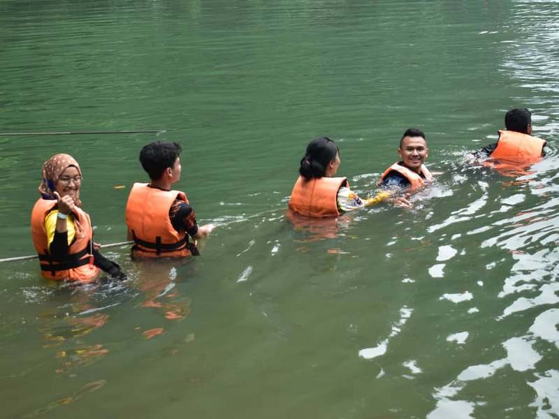 water confidence exercise before the Triple X Challenge